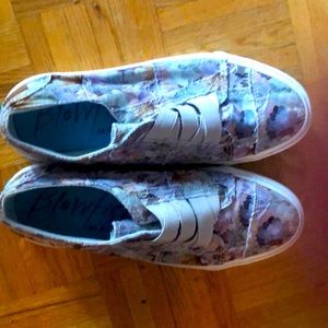 Pair of canvas casual sneakers. Assorted colours. Size 9. Great condition